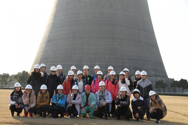 第三组在冷却塔前合影留念 第三组在冷却塔前合影留念